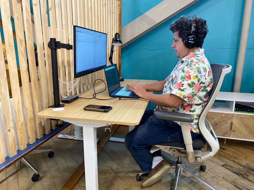 Two members meeting at a collaboration table discussing business